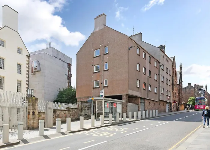 Joivy Contemporary Royal Mile Apartment With Balcony